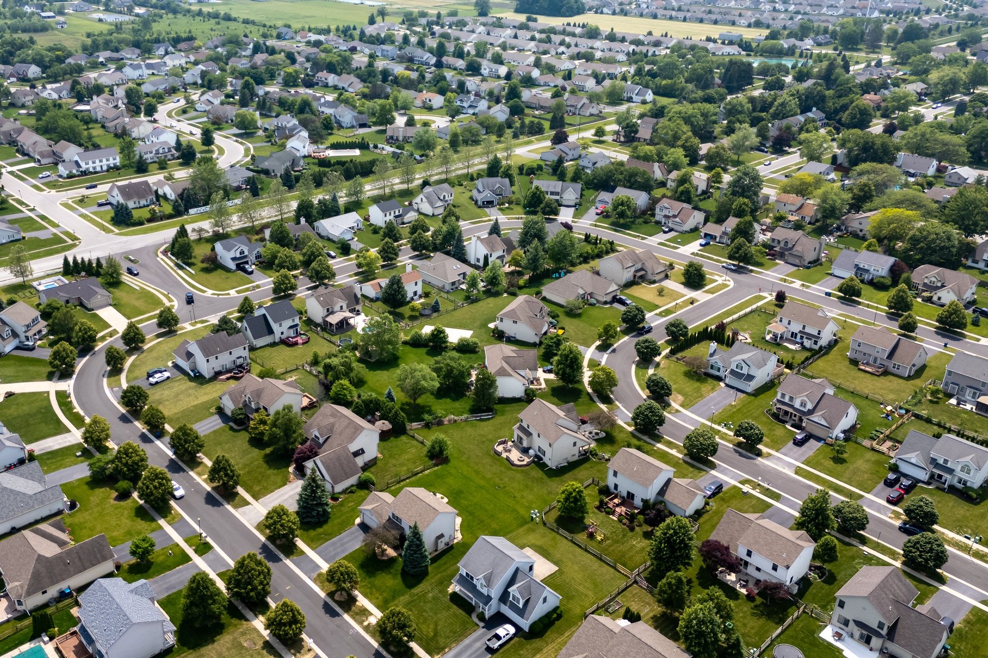 Established residential neighbourhood with spacious homes, large green lawns, mature trees and open parkland in Alfredton, Ballarat